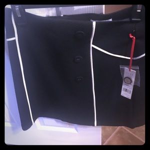 Elle black and white mini skirt.
